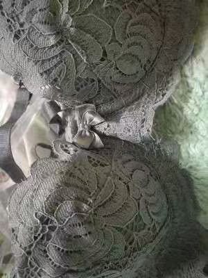 没穿过薄杯的，觉得胸小，怕穿薄的穿不起来，但是太喜欢这杯上的蕾丝，犹豫了几次还是下单了。真的很好看呀，虽然不如厚海绵的显胸大，但是很舒服 很轻松。以后要多买薄杯的穿了