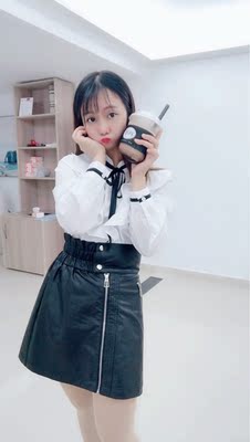 一到冬天就要剁手皮裙，皮质真的很好。不是便宜那种亲门放心哈。还有高腰设计搭配衬衫腿也显瘦和腿长。这是我最满意哈哈哈。拉链设计也很特色，五分耶