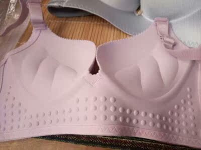 穿上不勒,后背没有勒痕,透气性很好,特别棒,家里以前的内衣全部换掉了,以后就穿这种了,很多朋友都在推荐的,聚拢效果特别好,而且做工也非常好,摸着很柔软,穿了一整天,很舒服,内衣也不会移位跑杯,没有束缚感,完美贴身,很舒服的面料。 穿上不勒,后背没有勒痕,透气性很好,特别棒,家里以前的内衣全部换掉了,以后就穿这种了,很多朋友都在推荐的,聚拢效果特别好,而且做工也非常好,摸着很柔软,穿了一整天,很舒服,内衣也不会移位跑杯,没有束缚感,完美贴身,很舒服的面料。