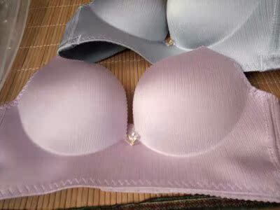 穿上不勒,后背没有勒痕,透气性很好,特别棒,家里以前的内衣全部换掉了,以后就穿这种了,很多朋友都在推荐的,聚拢效果特别好,而且做工也非常好,摸着很柔软,穿了一整天,很舒服,内衣也不会移位跑杯,没有束缚感,完美贴身,很舒服的面料。 穿上不勒,后背没有勒痕,透气性很好,特别棒,家里以前的内衣全部换掉了,以后就穿这种了,很多朋友都在推荐的,聚拢效果特别好,而且做工也非常好,摸着很柔软,穿了一整天,很舒服,内衣也不会移位跑杯,没有束缚感,完美贴身,很舒服的面料。