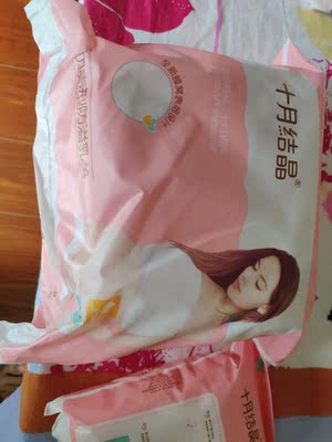 发货速度很是惊喜，包装完好，品质和实体店有区别，没有那么厚。实惠多多下次还来。