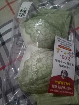 质量挺好，也挺好看，就是买小了，我胖了不能穿，坐等瘦了穿！再就是送的这个扣就没有一个色的吗？