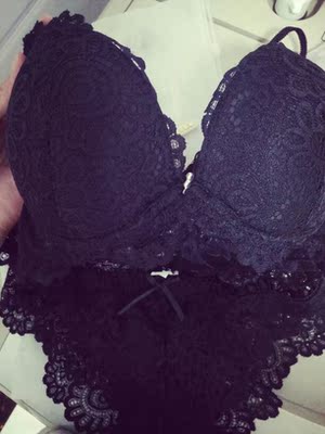 内衣到了，好漂亮的，蕾丝花边性感的刚刚好，穿上很合身，尺码也是很准的，内裤后边全是蕾丝的，前边也有一点点小性感，总之很满意啦，很开心能买到如此合适的内衣，重要的是物美价廉，粉色的也超级好看，我觉得黑色穿上更性感一点，黑色会显肤色很白。