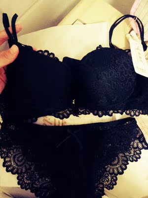 内衣到了，好漂亮的，蕾丝花边性感的刚刚好，穿上很合身，尺码也是很准的，内裤后边全是蕾丝的，前边也有一点点小性感，总之很满意啦，很开心能买到如此合适的内衣，重要的是物美价廉，粉色的也超级好看，我觉得黑色穿上更性感一点，黑色会显肤色很白。