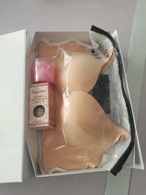 包装的很有档次，宝贝颜色如图一样很漂亮，面料手感摸起来极其舒适，试穿之后亲肤效果还真不错，无钢圈很舒服无压迫，聚拢收副乳效果非常的不错，这个价格真的是很便宜了，还是一套的，大品牌就是不一样啊