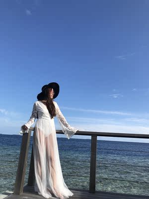 超美的，发完朋友圈集体要链接。穿了几小时，有穿内裤，最后刮到了水屋地板，裙摆处有个小洞，但不影响使用和拍照，L，150低价转邮费自理。咸鱼：高高的圆木