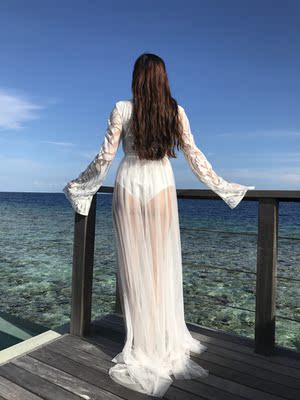 超美的，发完朋友圈集体要链接。穿了几小时，有穿内裤，最后刮到了水屋地板，裙摆处有个小洞，但不影响使用和拍照，L，150低价转邮费自理。咸鱼：高高的圆木