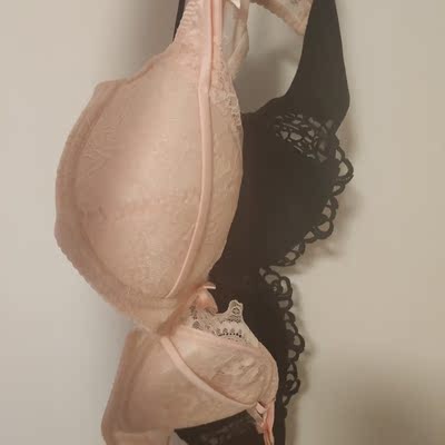 好看是真的挺好看的！！还有点聚拢诶！！就是罩杯有点偏小？？但真的好看！喜欢了！准备回购罩杯大一码der！太可爱惹！emmm还有男朋友十分喜欢了咳咳！（快递十分暴力，幸好买的是内衣，来的时候包装盒子全都是烂的！有点不开心但还是算了，毕竟是软的又不会怎样。）