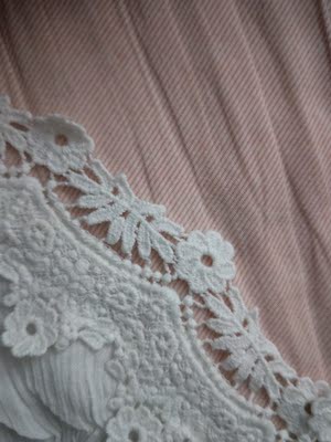 质量真的很一般很一般，很多线头。让我有点不能接受的是上衣胸前的镂空部分不是对称的，问了卖家，卖家说的都是这样的，懒得退，拍了写真之后就闲鱼出了。