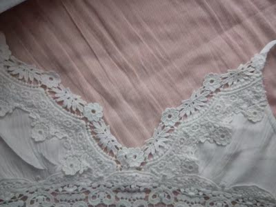 质量真的很一般很一般，很多线头。让我有点不能接受的是上衣胸前的镂空部分不是对称的，问了卖家，卖家说的都是这样的，懒得退，拍了写真之后就闲鱼出了。