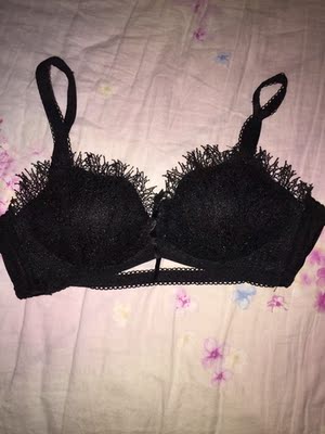 面料很柔软 穿上很舒服跟没穿差不多 款式很喜欢 质量过关没说话 比实体店便宜很多