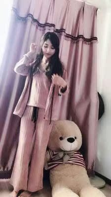 睡衣质量做工都是棒棒的，穿上很合身，很亲肤，尺码是标准的，价格也合算，比实体店便宜多了！推荐大家购买哦！