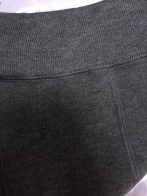 第一次差评 真的很生气 之前买衣服发错货啥的都有 问题就出在说法上 明明拍的是中灰 给我发的深灰 看图片 然后再看聊天回复 我也是呵呵了 明明自己的错 发货不走心 还说是电脑像素和角度的问题 大家按良心来说 这是一点点色差么 这明明是两个颜色  领了劵29拍下的 我也懒得再出十几块钱的运费退回去 就酱紫 嗯 以上评论供参考