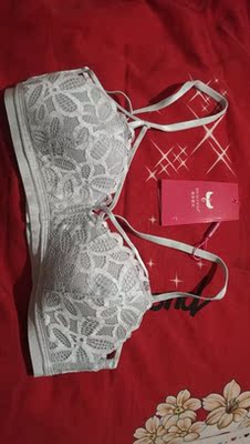 宝贝收到了，很轻薄的，比较透气，肩带也很舒服，不紧不勒，颜色也很正，只是这个不是聚拢型的，比较贴肤，其他的等穿过几次后再来追评，因为本人比较怕内衣往上跑，这个也是朋友介绍的