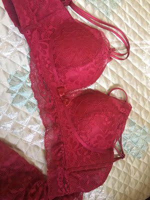 蕾丝质量不错，聚拢效果也挺好，码数合适，已经下水洗过了，有点浮色，不严重！