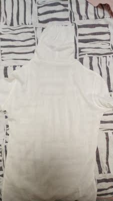 这个很薄啊，有点透啊穿着。领子那里没有封口，容易开线&hellip;&hellip;