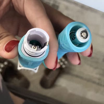 非常满意 以前一直用宠物剃刀的其实心里一直有点膈应，因为剃头用的推子太大了，自己用起来很挡视野而且比基尼区域的毛发走向不太一致，大推头实在难用，这个小东西就不一样了 方向可以自由转动，剃刀口的设计的还是挺贴心的可以自己调节长度，可以拿下来清洗也方便，毛渣水冲一下擦擦就行了，送的一节7号电池可以用挺久，算是今年非常满意的购物体验了，主要方便，一个镜子一个它就可以解决了，轻松凹造型哈哈。