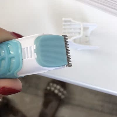 非常满意 以前一直用宠物剃刀的其实心里一直有点膈应，因为剃头用的推子太大了，自己用起来很挡视野而且比基尼区域的毛发走向不太一致，大推头实在难用，这个小东西就不一样了 方向可以自由转动，剃刀口的设计的还是挺贴心的可以自己调节长度，可以拿下来清洗也方便，毛渣水冲一下擦擦就行了，送的一节7号电池可以用挺久，算是今年非常满意的购物体验了，主要方便，一个镜子一个它就可以解决了，轻松凹造型哈哈。