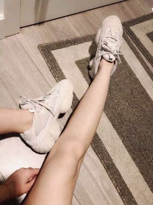 鞋子非常漂亮,穿上很时尚,也很舒服,非常满意,鞋号标准是正版,价格合适,透气性非常好,挺满意。 鞋子非常漂亮,穿上很时尚,也很舒服,非常满意,鞋号标准是正版,价格合适,透气性非常好,挺满意。