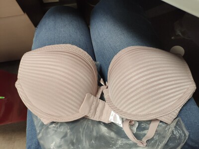 内衣穿着还算比较舒服但是有点儿往上跑，不知道是怎么回事儿同事说原来在商场买的是不往上跑的！还好的是价格比较便宜凑合穿吧！！！物流速度比较快吧！