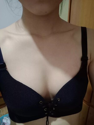 图1是其它牌，图2是本店家买的白色款，快递一到家就迫不及待的试穿了，非常聚拢，质量也是非常不错，聚拢效果非常有对比性，你们可以参考一下我83斤，效果不错 然后版型很好看很漂亮