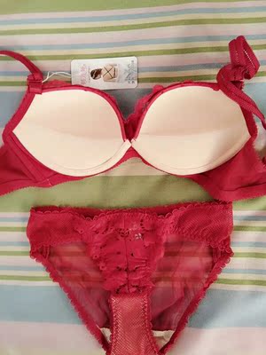 内衣是蕾丝的很精致，颜色也是我喜欢的，无色差，聚拢效果很好，穿上舒服，很少女。总体很满意，价格也不贵，内裤很性感，哈哈