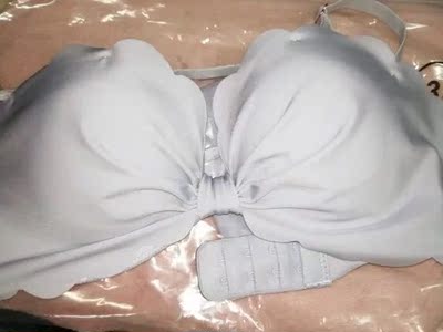 穿上效果非常好价格不贵质量也很好已经洗了没有掉色很满意内衣没有味道，柔软无钢圈，面料摸起来手感非常好，外观很精致，内衣很薄很透气，看起来很上档次，而且内衣是独立包装的，特别合我心意，摸上去滑滑的特别舒服，一穿上就让人感觉爱不释手，真的很舒服很贴身，也不会空杯，真的舒服。