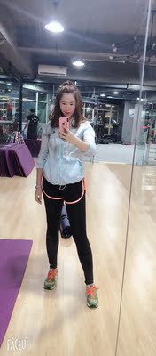 运动裤很轻便，很好穿，裤子版型也不错的！穿去健身房运动很方便，吸汗也挺快的！价格也不贵！我家那头说我穿运动服最好看了！