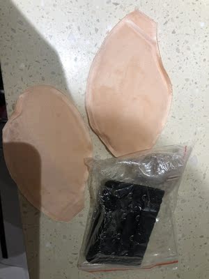 衣服到家先试穿，很舒服，决定留下。马上用水洗净，不褪色。卖家送短裤并赠送小礼物质量都很高。