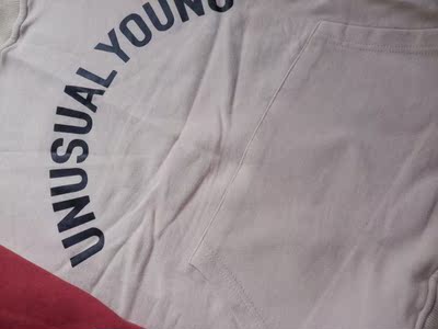 卫衣的配色很不错，选的奶油白和红蓝的配色，弟弟穿上显得更嫩了哈哈，衬得皮肤也白。