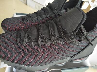 物流很快，鞋子正码。质量和款式都不错，穿着很舒服，不磨脚，价格也不贵，下次推荐朋友