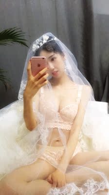 买来结婚穿的，等收货的过程有点漫长，但是感觉很值，内衣很好看，穿起来很舒服，聚拢超级好，很意外没有海绵的内衣能出这种效果