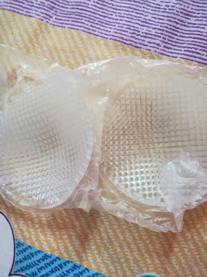 胸垫很好，厚度也合适，放在内衣里不乱跑，贴附性特别好。很满意