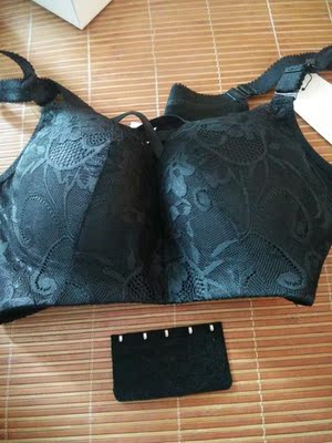 观望了很久，才决定拍下来，想着不合适就退，收到后很惊喜，简直像量身定做一样，怀孕六个月也能穿，还多送一个文胸扣，有心了！打算再拍两件换着穿！