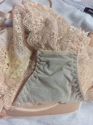 只能说很一般，第一次买内衣内裤，浅色系内裤内衬居然是灰色的，主要又是蕾丝的，从外面看会透，显得会很脏，也不觉的性感了。没开包装前以为是脏了，打开一看原来是灰色内衬！味道是有的。从衣服标签，内签，都看不出来买的是abcd的哪个号，感觉只要胸围选好，罩杯都是通用的一样，感觉一般。