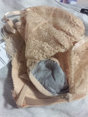 只能说很一般，第一次买内衣内裤，浅色系内裤内衬居然是灰色的，主要又是蕾丝的，从外面看会透，显得会很脏，也不觉的性感了。没开包装前以为是脏了，打开一看原来是灰色内衬！味道是有的。从衣服标签，内签，都看不出来买的是abcd的哪个号，感觉只要胸围选好，罩杯都是通用的一样，感觉一般。