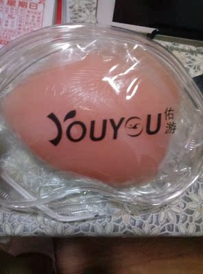 手感挺好的,很柔软,沾性也比较强但不会弄痛皮肤。刚开始中间那个扣子我还不会呢,毕竟从没戴过这种东西,这次主要是为了健身房学游泳防止走光买的。 手感挺好的,很柔软,沾性也比较强但不会弄痛皮肤。刚开始中间那个扣子我还不会呢,毕竟从没戴过这种东西,这次主要是为了健身房学游泳防止走光买的。