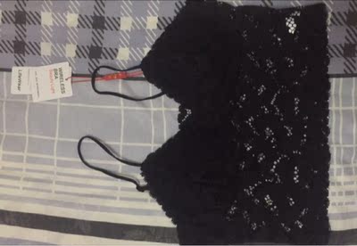 很好，正好是我要的样子，尺寸也正好，唯一美中不足的就是罩杯上有两条缝线很突出，衣服外面看得也很明显，有点像凸点，这个有点尴尬，其他都很好，就这点，让我很纠结。有胸垫，薄垫，可以拆。套头式的，很好，稍微胖点就不好穿了。