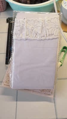 粗略的看了一下好像没什么大毛病的样子，就没有细查，希望不会像上次一样是坏的叭&hellip;&hellip;_(:з」&ang;)_袜带不太会用 不过感觉还不错，白袜子的瑕疵有时间看看能不能洗掉，总的来说还是很好看哒哈哈哈~