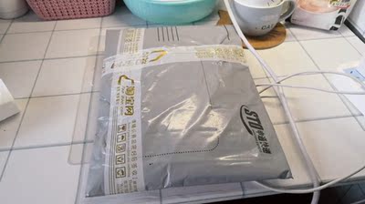 粗略的看了一下好像没什么大毛病的样子，就没有细查，希望不会像上次一样是坏的叭&hellip;&hellip;_(:з」&ang;)_袜带不太会用 不过感觉还不错，白袜子的瑕疵有时间看看能不能洗掉，总的来说还是很好看哒哈哈哈~