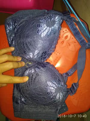 摸着很舒服，里边有小颗粒，穿着很舒服，不勒，领优惠券买的，很便宜