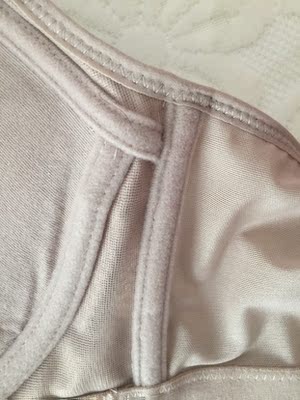 质量很差，穿一天两边的竖立的把皮肤都磨破了，跟售后反应，只是反复的强调是尺寸不适合，我一直都穿这个牌子的内衣，难道自己的尺寸自己不知道？还让我在淘宝上买延长带，我扣的时候还剩余一截，需要什么延长带？第一次在这个店铺买，想着旗舰店应该不会差，也就是淘宝质量！这个质量也只能糊糊没有买过的人！