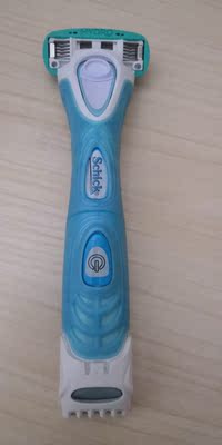 电动的那头剃短时还是要小心，手动的那头太好用了，省心省力呀，用过最好的刮毛刀，刮完很光滑，一点渣渣都没有，看着自己光滑的大腿穿上丝袜老性感了，遗憾的是只能淋湿皮肤使用，希望以后出能干、湿两用的产品，满足不用情境使用就更好了！