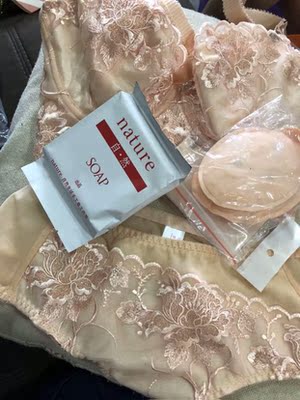 快递很快，内衣质量很好，款式好看，穿上很舒服，大小合适