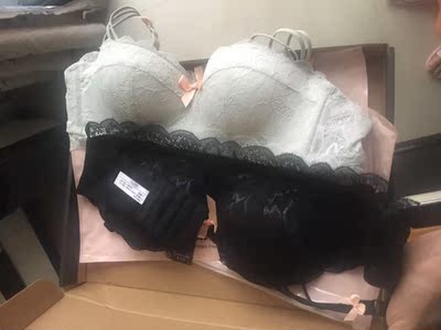 这是我第一次在网上买的最合身的，炒鸡美美，小胸也很显