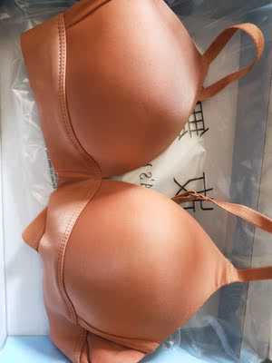 内衣薄薄的，不凸点，一直都喜欢穿这种内衣，毫无束缚感，穿着很舒服，像没穿一样，准备再买一件。