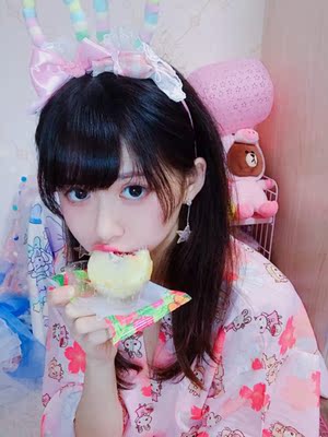 没有腰封拍夜景，先自拍一下啦！小兔子超级可爱