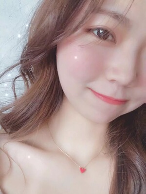 这个爱心项链是深田恭子在(请与废柴的我谈恋爱)里佩戴的噢,所以当时就火得一塌糊涂,项链很好搭配衣服,烘托自身的气质。 这个爱心项链是深田恭子在(请与废柴的我谈恋爱)里佩戴的噢,所以当时就火得一塌糊涂,项链很好搭配衣服,烘托自身的气质。