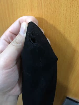 之前买过两条 黑色和深灰的 感觉质量真的挺好的 尤其黑色的 穿着真的很舒服 但是！这次回购发现差好多好多 价钱没少但衣服质量也差太多了 首先比较薄没以前的厚 其次是起筋起球现象 我之前买的都穿了去年的 跟现在买的这条看起来差不多 甚至只穿到第二次脚趾那里就破洞了。不知道为什么追着质量好来回购的 结果好失望