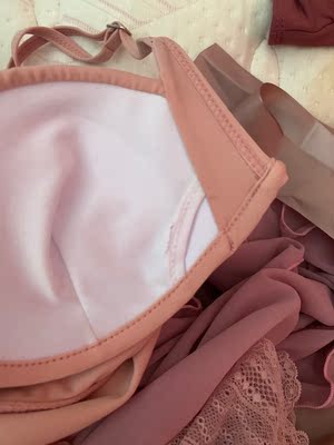 衣服款式不错,有两处小问题,希望质量提升一些,客服态度很好👍 衣服款式不错,有两处小问题,希望质量提升一些,客服态度很好👍